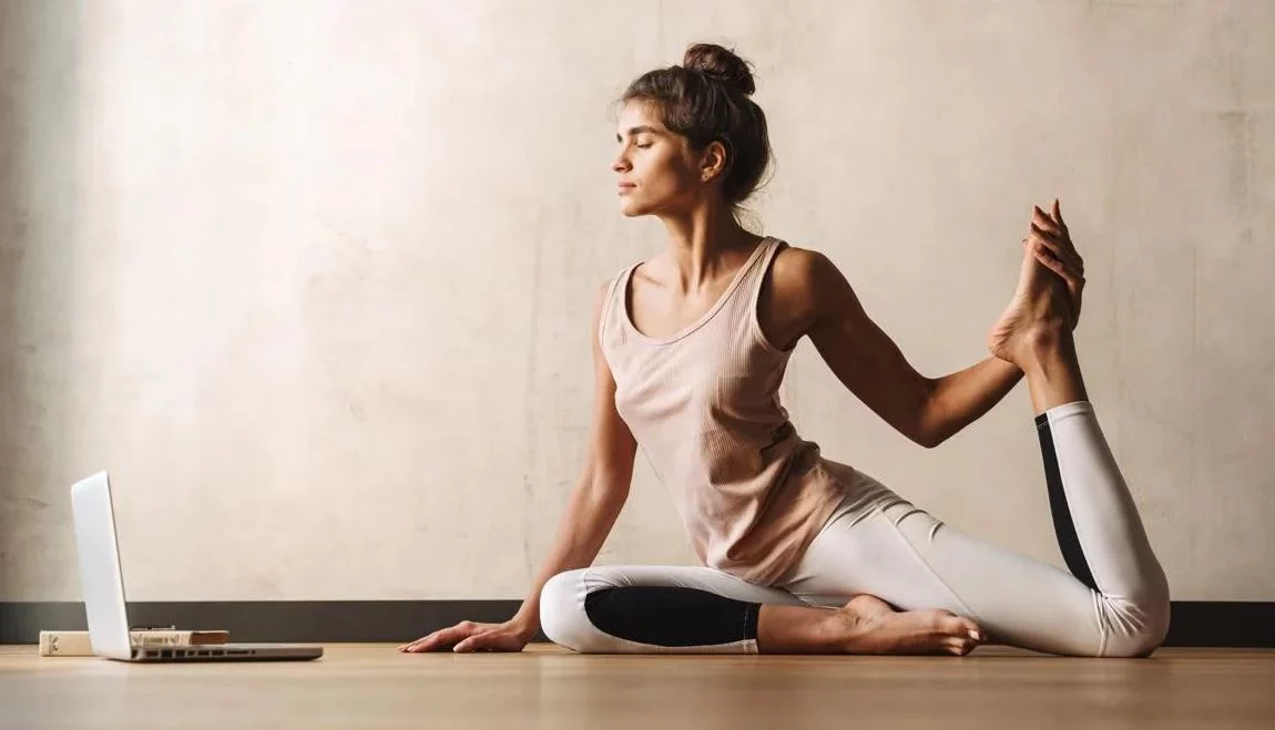 Rutina de yoga en silla para potenciar la movilidad en adultos mayores 2 Moncloa Consejos para hacer yoga si eres adulto mayor