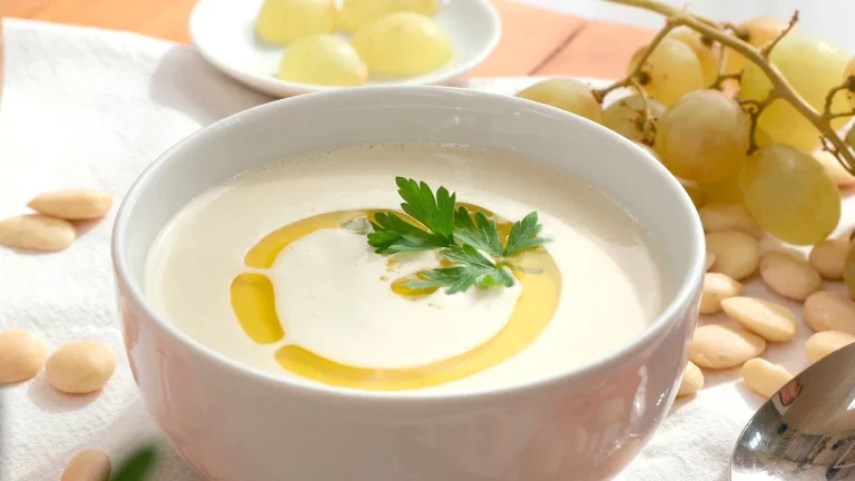 Estás son las 6 sopas frías que te ayudarán a combatir el calor este verano