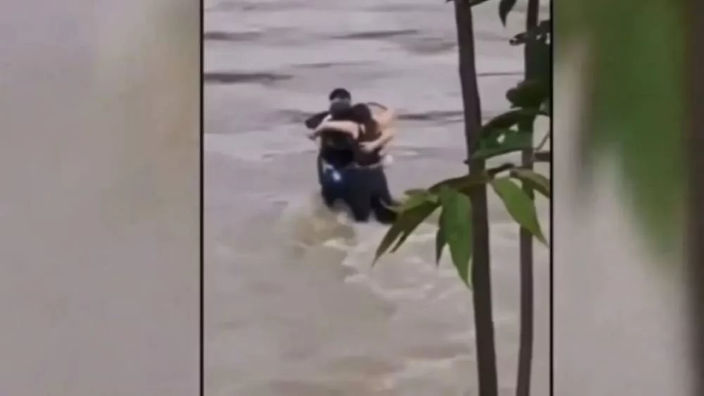 El desgarrador video de 3 amigos: se abrazaron antes de morir y las imágenes conmovieron al mundo 1 Moncloa Un hecho desgarrador: la palabra de los padres