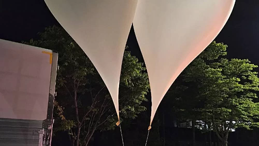País ataca con globos de basura y recibe un contraataque inesperado