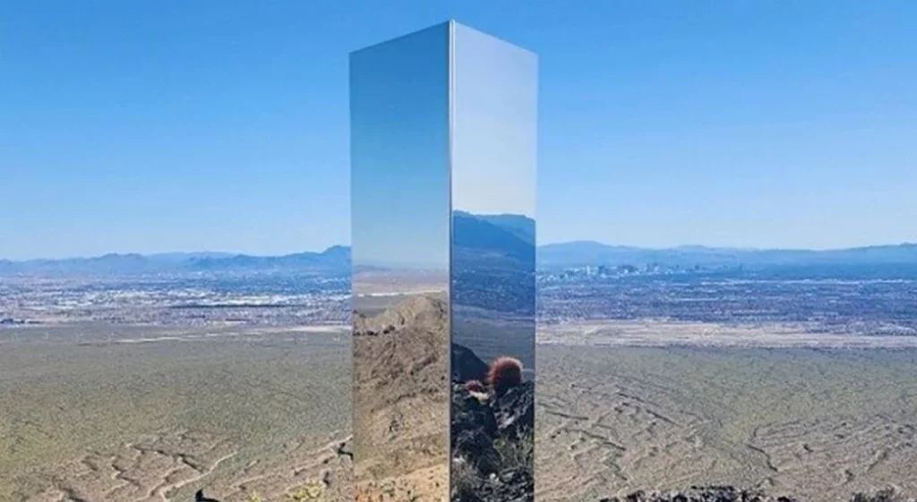 Un extraño monolito reflectante surge de la nada en Nevada: Qué significa 1 Moncloa Las diferentes teorías sobre el monolito "espejo"
