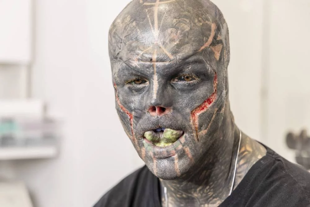 Transformó su cara por completo para convertirse en un Alien y luego se arrepintió