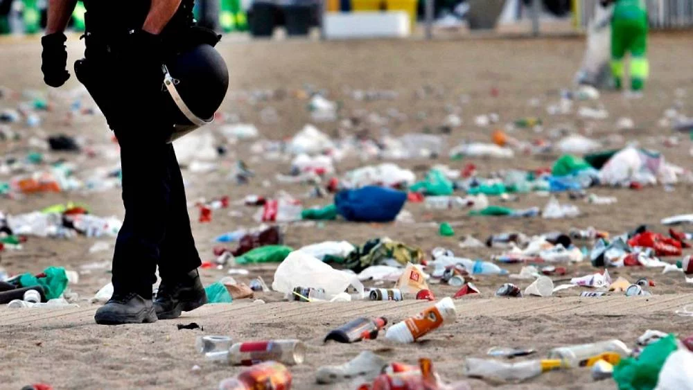 Polémica por la basura en las playas de Barcelona 1 Moncloa Limpiar la basura en Barcelona, una cuestión de voluntad