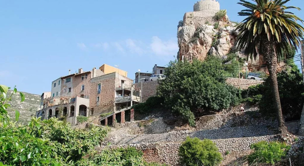 Perros mutantes y encanto medieval: la ciudad que debes conocer 2 Moncloa Más allá de los perros mutantes, el encanto de Pratdip