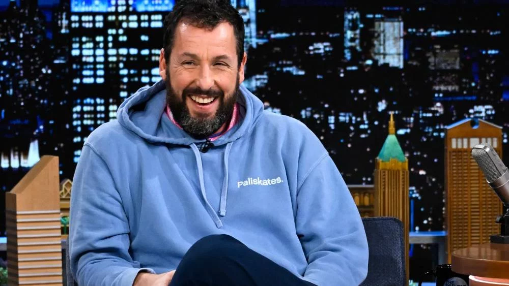 La loca pero viral experiencia de Adam Sandler en una playa nudista ¡Con video incluido!