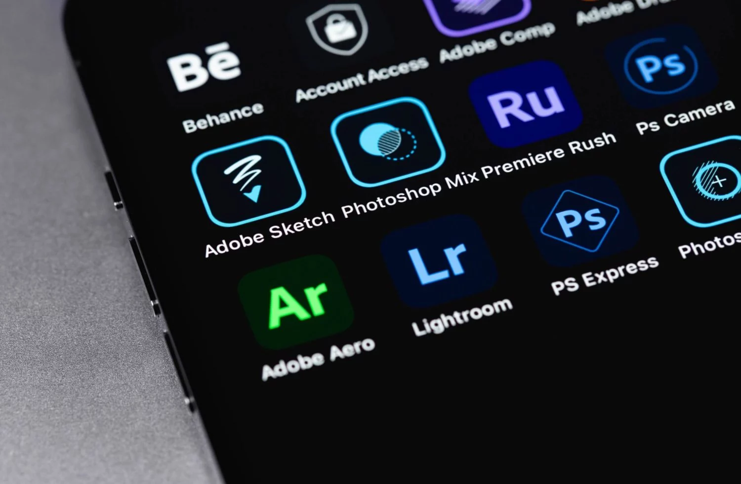 Adobe apuesta por tu trabajo para entrenar su IA: Los riesgos a los que te enfrentas