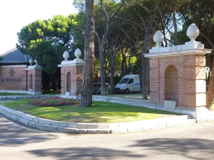 La entrada a la urbanización de La Moraleja.