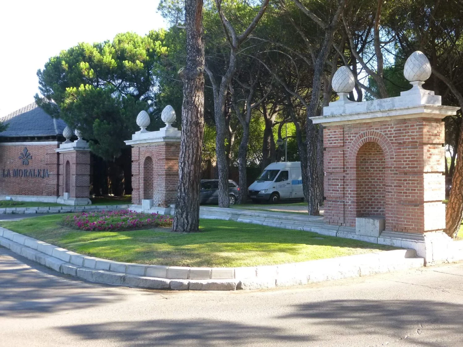 La entrada a la urbanización de La Moraleja.