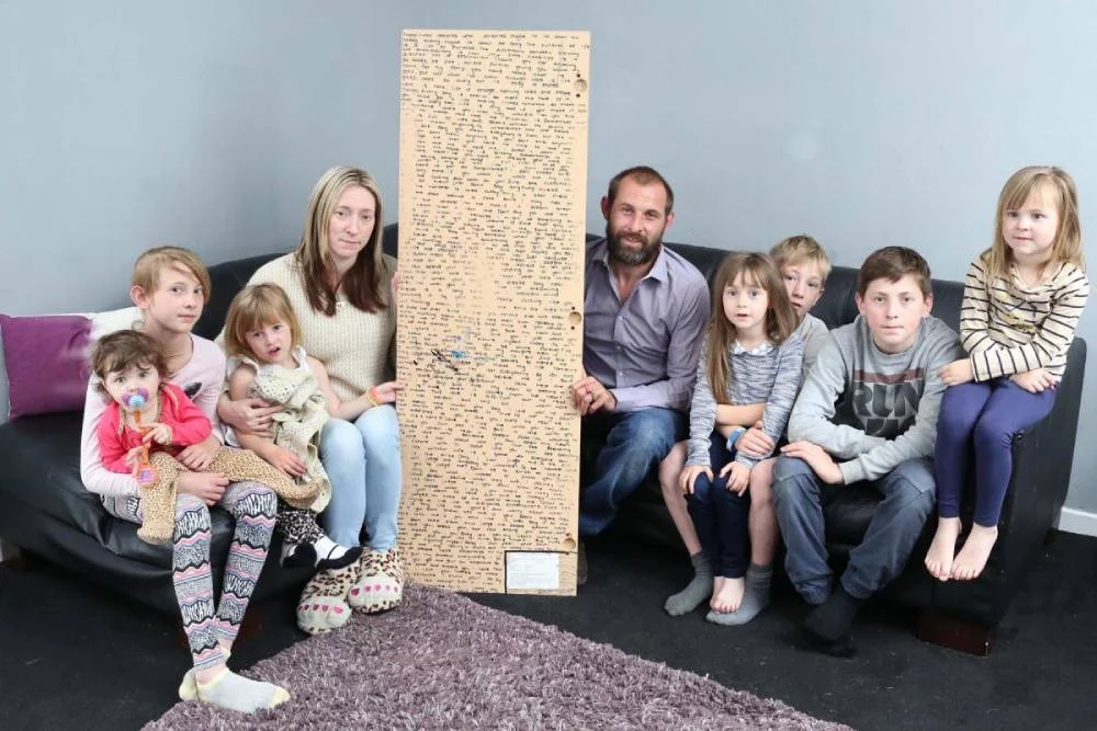 Padre quita el espejo de la habitación de su hija y descubre un desolador mensaje sobre su hija 1 Moncloa Qué decía la carta de Athena en el espejo