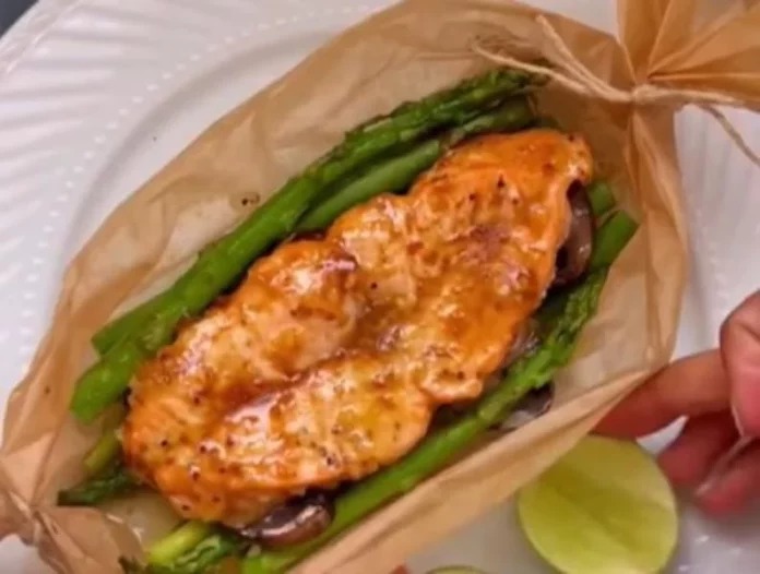 Prepara unos barcos de salmón rellenos para una cena rápida
