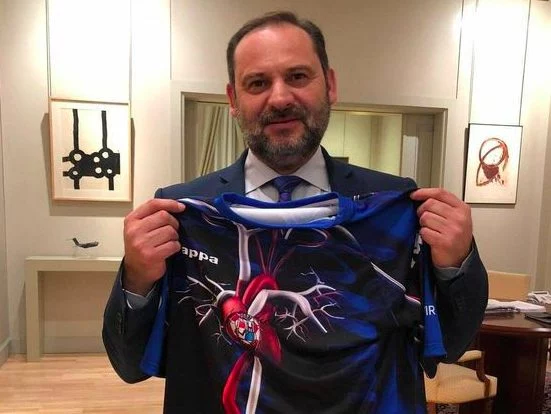 El ministro Ábalos con la camiseta del Zamora CF.