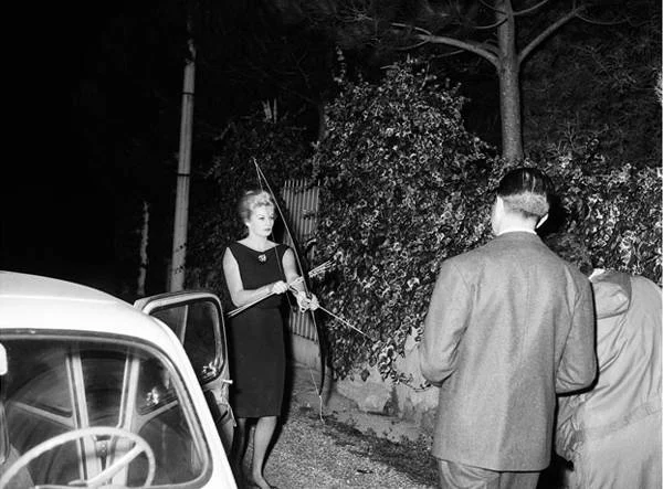 Un paparazzi descubrió a una famosa actriz en una situación incómoda y los atacó con un arco 1 Moncloa El trabajo de un paparazzi: historia de famosos que atacaron fotógrafos