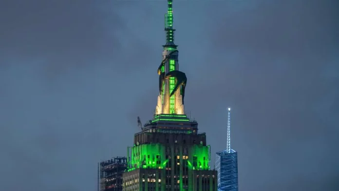 Un dragón gigante sorprende en la torre más alta del mundo: El momento más viral del 2024