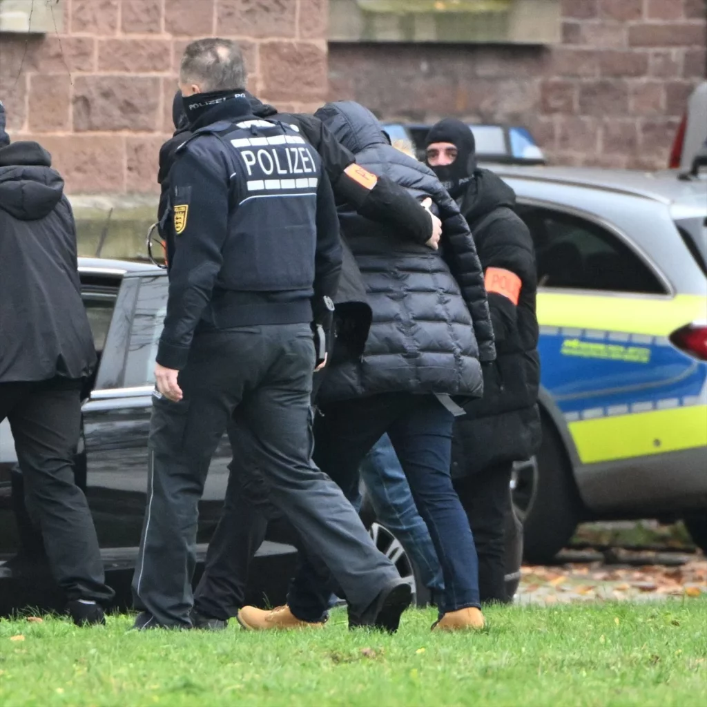 Comienza el juicio al grupo que planeaba dar un golpe de Estado en Alemania 1 Moncloa EuropaPress 4856428 07 december 2022 georgia karlsruhe police officers take suspect 2nd out of Moncloa