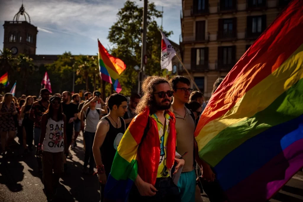 Confrontaciones en la ONU por cuestiones de género 1 Moncloa EuropaPress 5306187 varias personas bandera lgbti manifestacion lgtbi 2023 lema lluitem juntes Moncloa