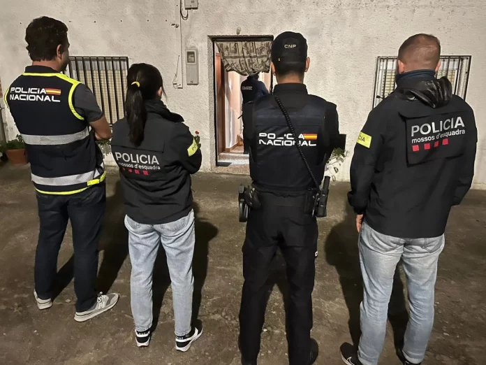 Un dispositivo conjunto de policías nacionales y mossos en Cataluña.