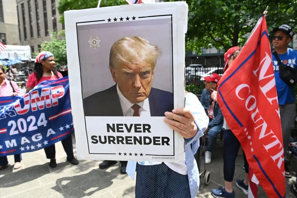 La petición que hace Donald Trump para su juicio penal 1 Moncloa EuropaPress 5998288 simpatizantes expresidente eeuu donald trump tribunal le declarado culpable 1 Moncloa