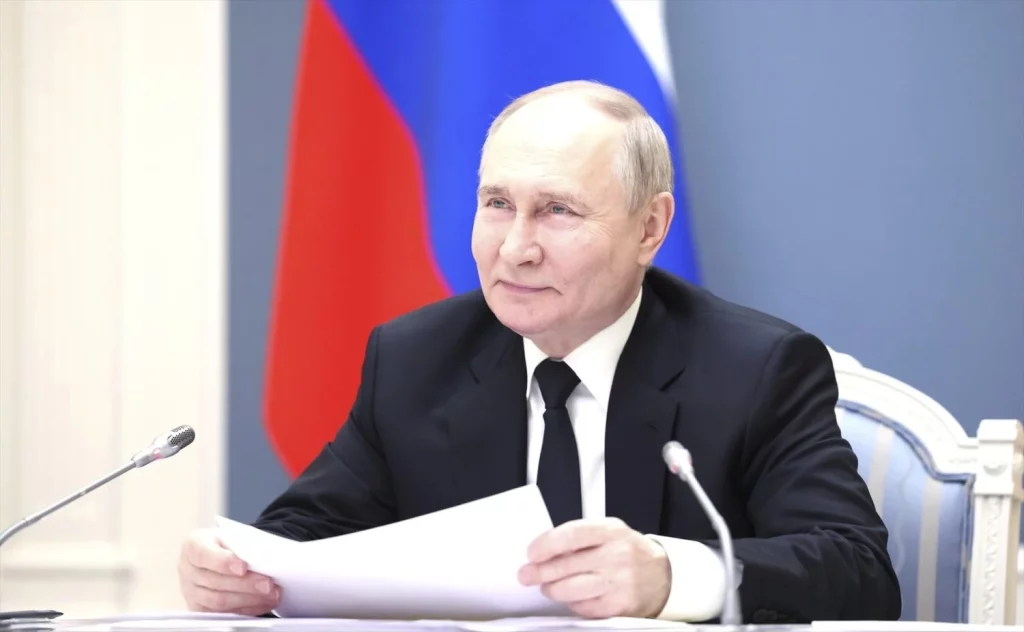 Rusia responde a las órdenes de arresto de la CPI 1 Moncloa EuropaPress 5998307 30 may 2024 russia moscow russian president vladimir putin listens during Moncloa