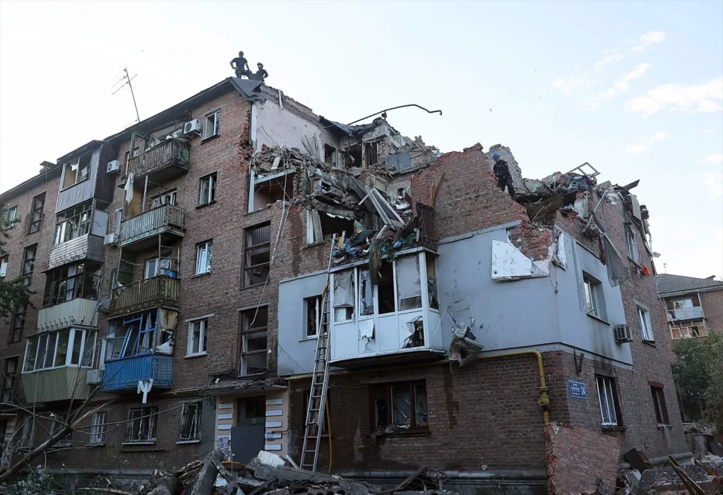 Los nuevos ataques de Rusia que afectan varios países de la Unión Europea 1 Moncloa EuropaPress 5998428 31 may 2024 ukraine kharkiv rescuers remove the rubble at block of flats Moncloa