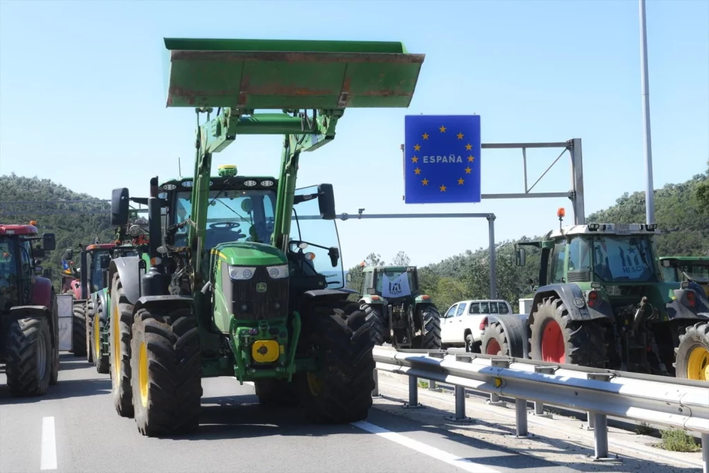 La importante decisión tomada en la frontera entre España y Francia 1 Moncloa EuropaPress 6005547 tractores cortan ap7 altura le perthus frontera espana francia junio 2024 Moncloa