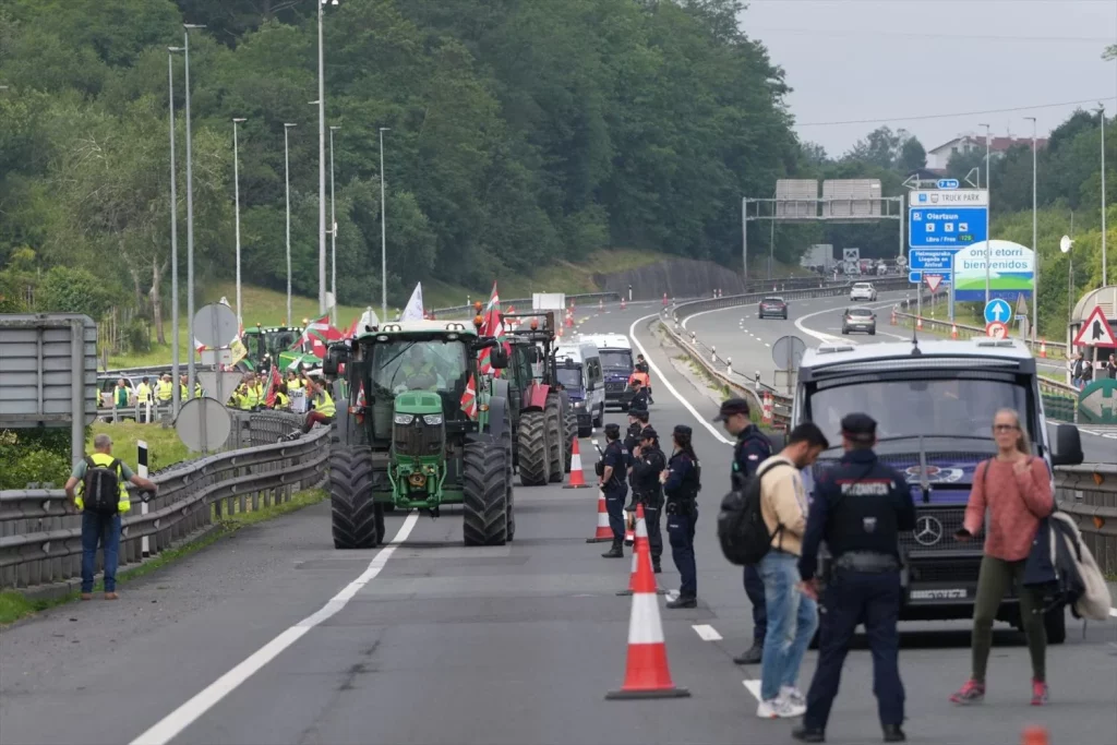 La importante decisión tomada en la frontera entre España y Francia 3 Moncloa EuropaPress 6005790 agente ertzaintza protesta agricultores frontera espana francia biriatou Moncloa