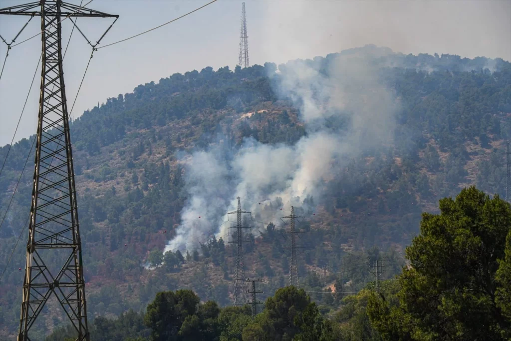 Israel está 'probando' armas no vistas contra Hezbolá 1 Moncloa EuropaPress 6011506 kiryat shmona june 2024 smoke rises after rocket attacks from lebanon Moncloa