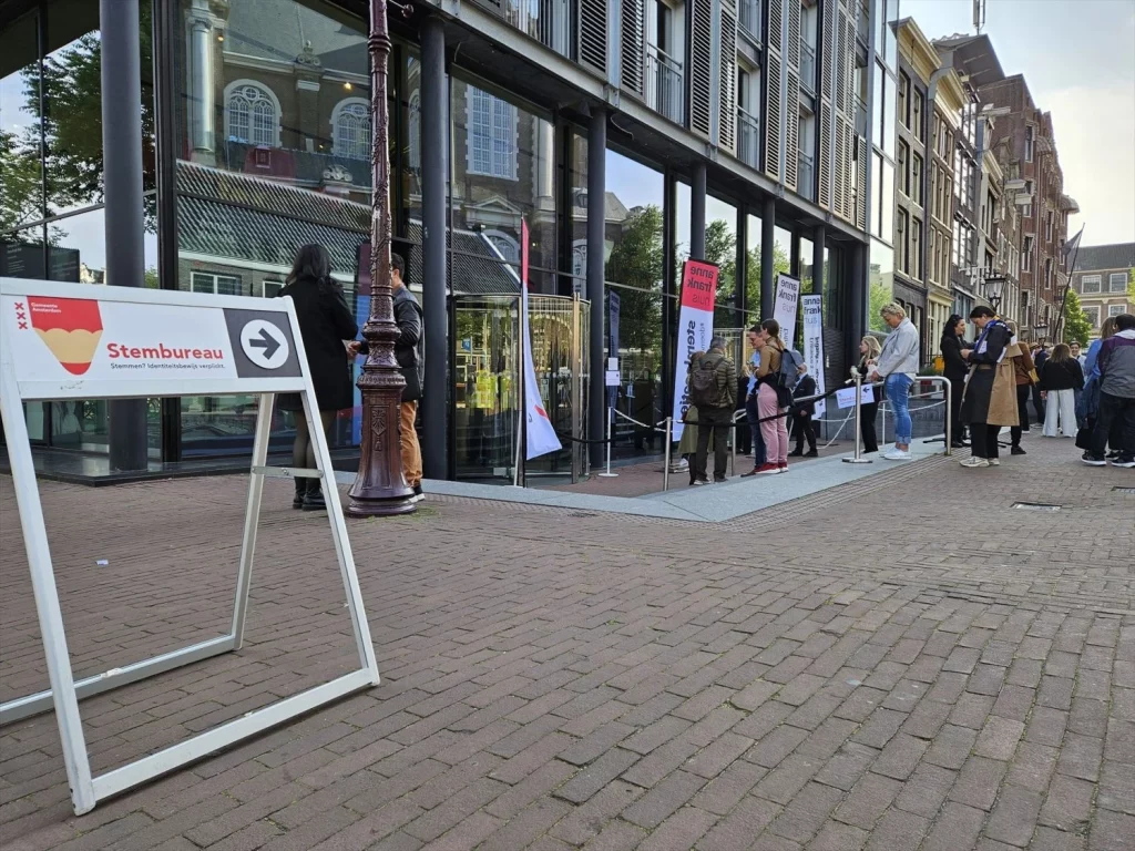 La decisión de Países Bajos con respecto al consumo legal de cannabis 1 Moncloa EuropaPress 6012878 amsterdam june 2024 people queue to cast their ballots at polling Moncloa