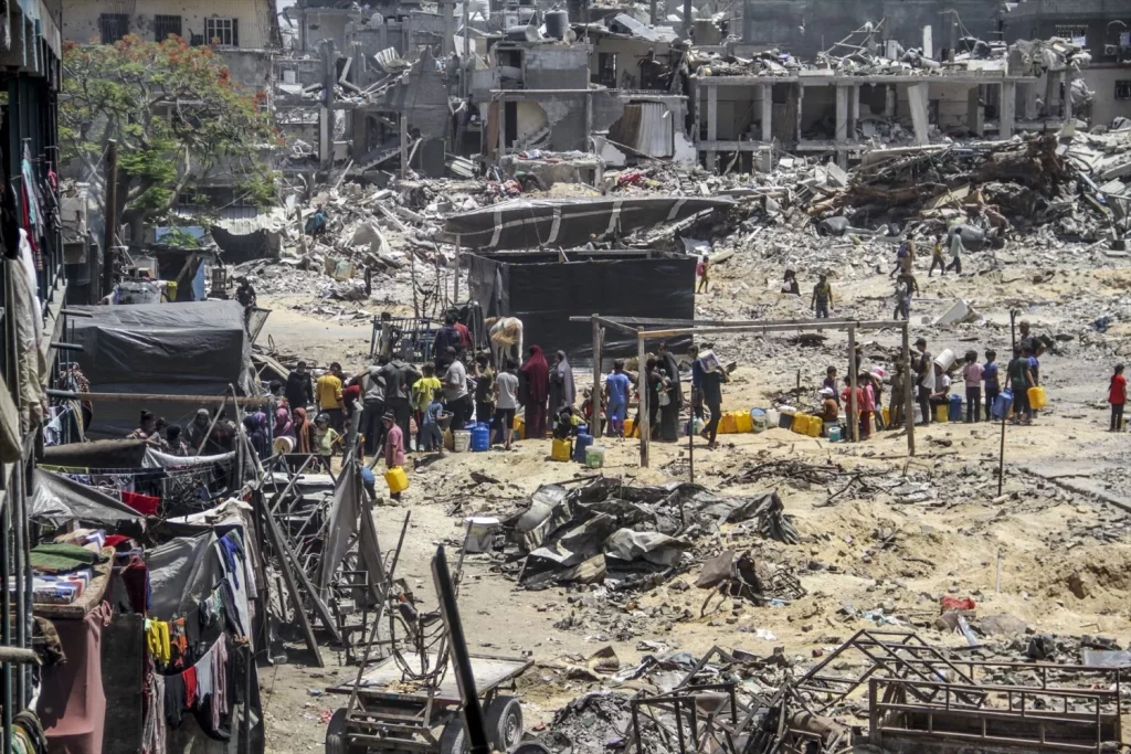 España se une a la denuncia de Sudáfrica contra Israel por "genocidio": estas son las consecuencias 3 Moncloa EuropaPress 6014080 grupo palestinos intenta obtener agua campamento refugiados yabalia norte Moncloa