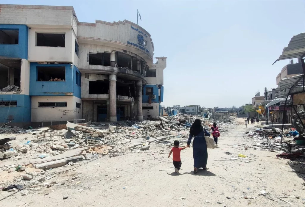 El impacto medioambiental de la guerra en Gaza 3 Moncloa EuropaPress 6018705 may 17 2024 gaza city gaza strip palestinian territory palestinians walk Moncloa
