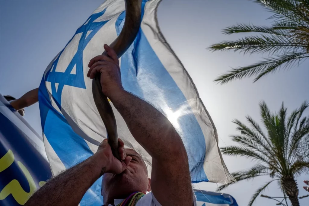 EuropaPress 6018729 08 june 2024 israel or yehuda an israeli man blows the jewish shofar while Moncloa