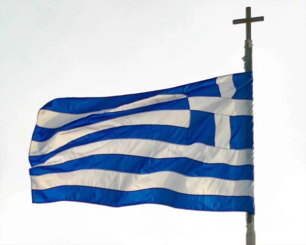 Aparece el cadáver de un turista norteamericano en una isla griega 1 Moncloa EuropaPress 6036252 october 10 2004 corfu greece the national flag of greece flies from pole in Moncloa