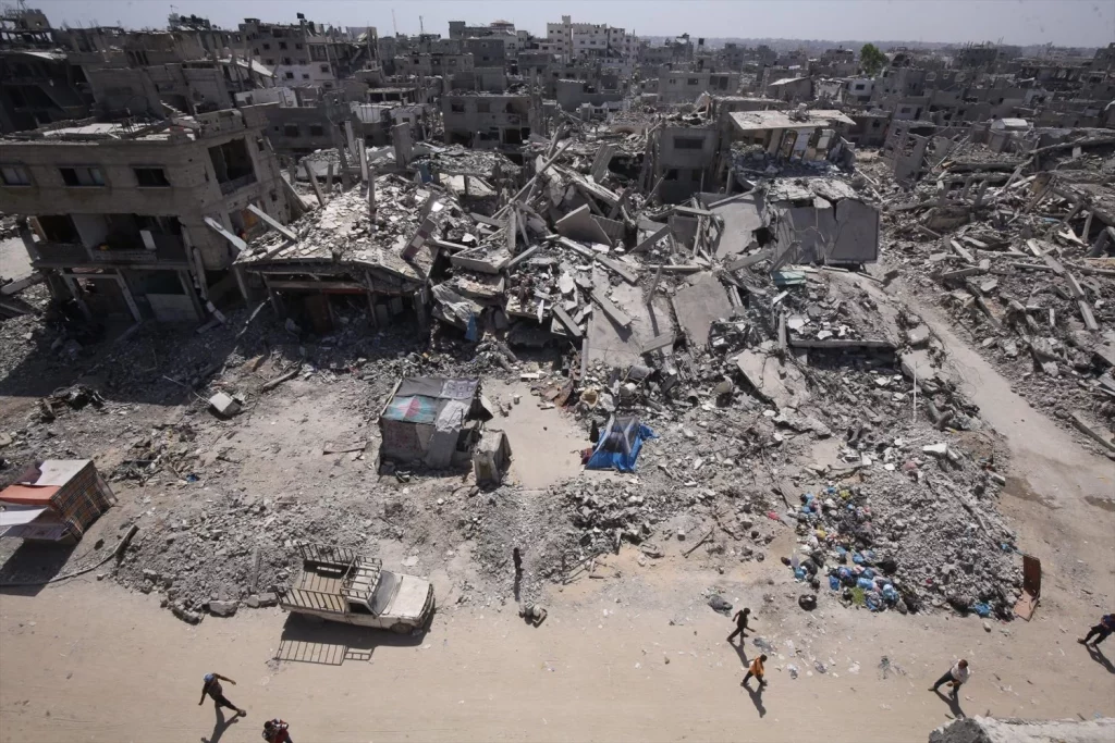 Israel conocía el ataque de Hamas del 7 de octubre casi un mes antes de producirse 3 Moncloa EuropaPress 6037363 17 june 2024 palestinian territories khan yunis palestinians walk among the 1 Moncloa