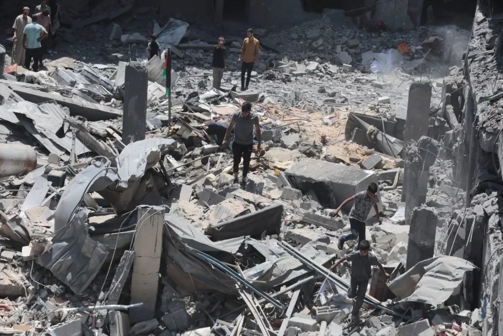 El impacto medioambiental de la guerra en Gaza 2 Moncloa EuropaPress 6039851 18 june 2024 palestinian territories al bureij palestinians search the 1 Moncloa
