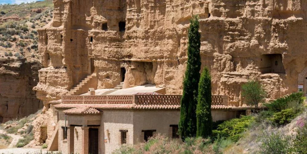 Descubre el alojamiento troglodita: el lugar misterioso de España