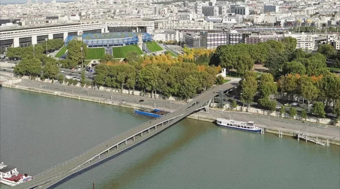 La insólita protesta en París que dejó a los gobernantes sin baño en el Sena