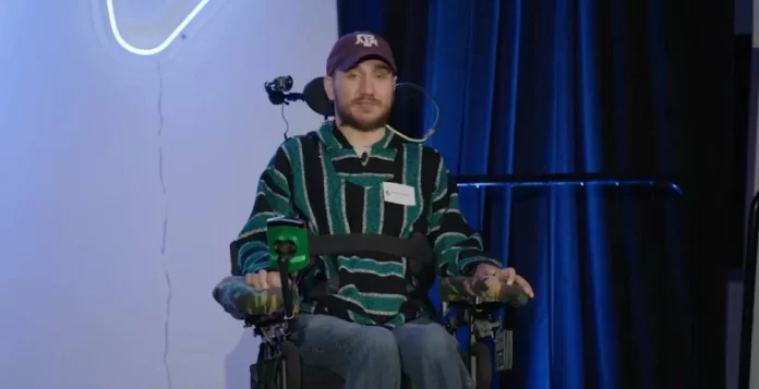 Esta persona puede manejar la computadora con su mente y mostró cómo lo hace