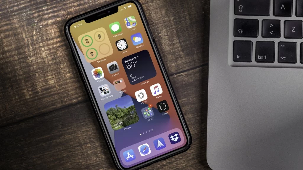 Comparativa épica: Realme 12 pro vs iPhone 15 pro Max 1 Moncloa iPhone 15 y Realme 12 Pro: pantalla y diseño