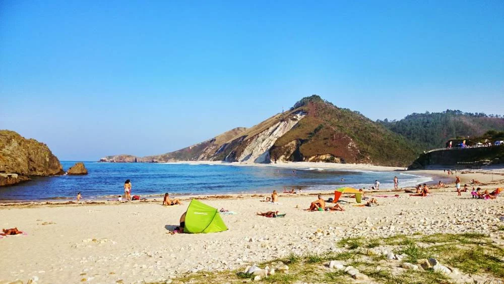 La playa asturiana que reemplaza al Caribe y debes visitar este verano 1 Moncloa La playa asturiana, ideal para este verano