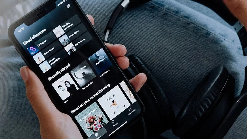 Spotify te ayuda a ganar miles de euros: así puedes aprender de música y negocios con sus nuevos cursos 2 Moncloa Por qué Spotify se interesa en este tipo de contenidos