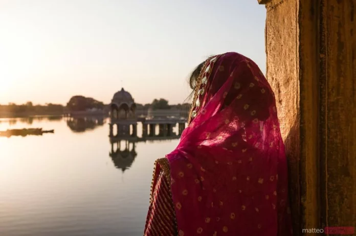Mujer india vive 25 años en un lago por un motivo desgarrador