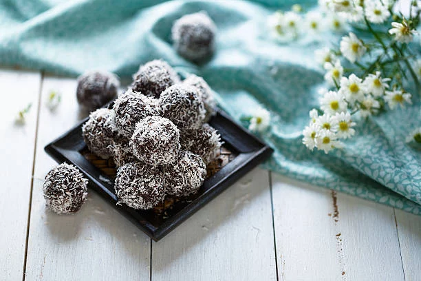 Trufas saludables de plátano, coco y cacao para un tentempié nutritivo