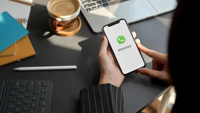 Cómo leer mensajes en WhatsApp sin abrir el chat: 4 trucos útiles