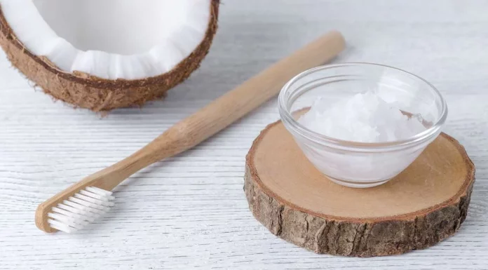 Expertos comparan aceite de coco y pasta de dientes: ¿cuál es mejor?