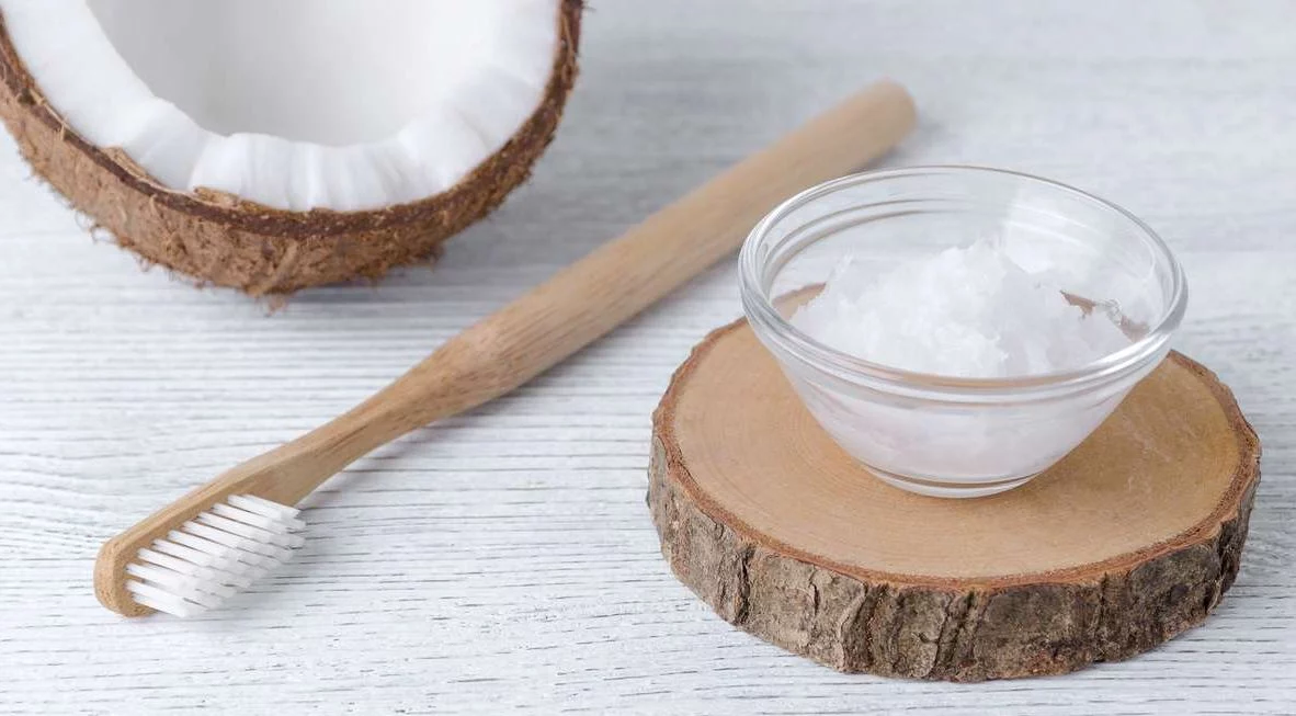 Expertos comparan aceite de coco y pasta de dientes: ¿cuál es mejor?