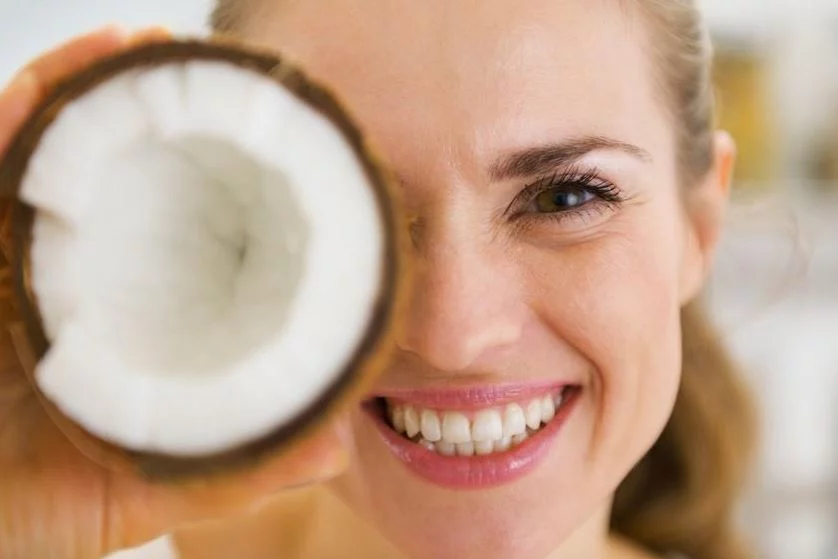 Los 4 tratamientos más efectivos para eliminar las ojeras sin invertir dinero 2 Moncloa El aceite de coco también es un gran aliado para eliminar las ojeras