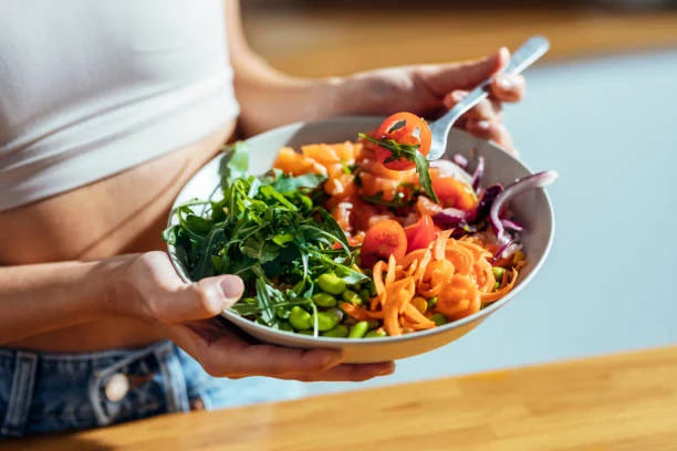 Cinco alimentos clave para adelgazar de forma saludable que los médicos no te cuentan