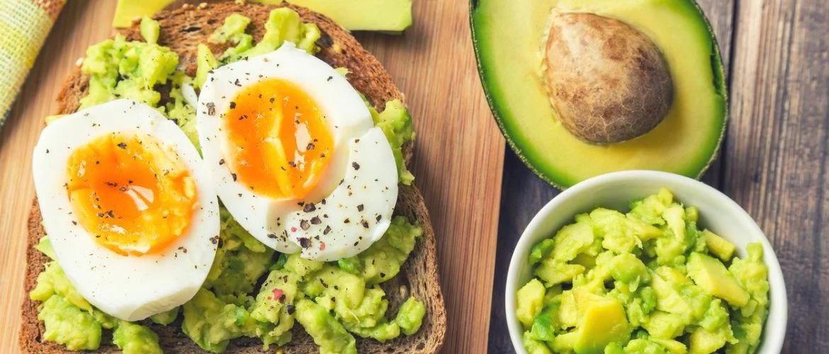 La combinación perfecta de aguacate y huevo para reducir el colesterol en una semana