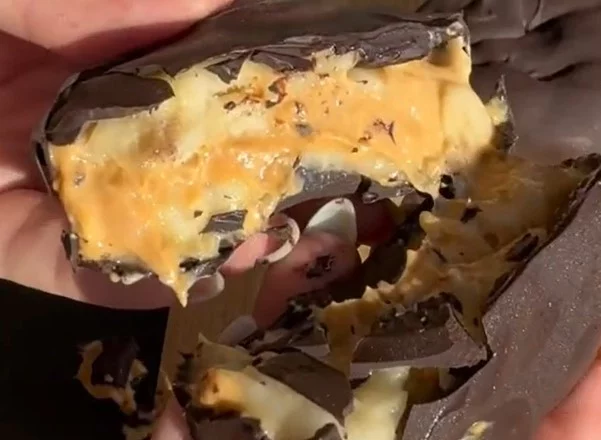 Alfajor helado de banana split: receta viral que se hace con 4 ingredientes 1 Moncloa Preparación de la crema del alfajor helado