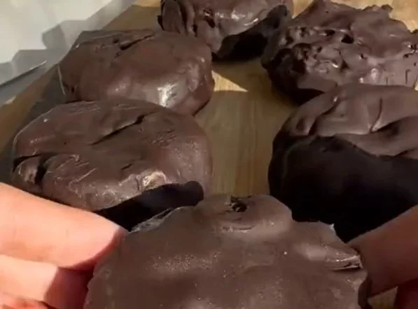 Alfajor helado de banana split: receta viral que se hace con 4 ingredientes