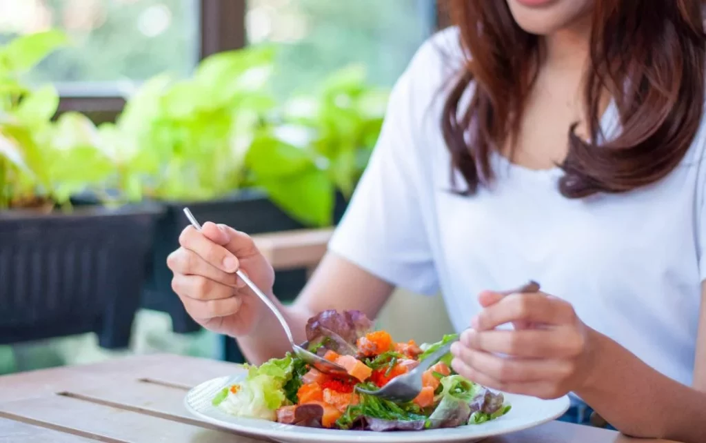3 alimentos clave para cenar y despertar con un vientre plano, según un experto en nutrición 1 Moncloa Estos alimentos son ideales para tener un vientre plano